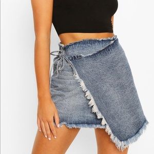 Denim frayed mini skirt